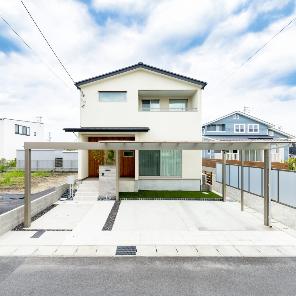 三角屋根の白いお家