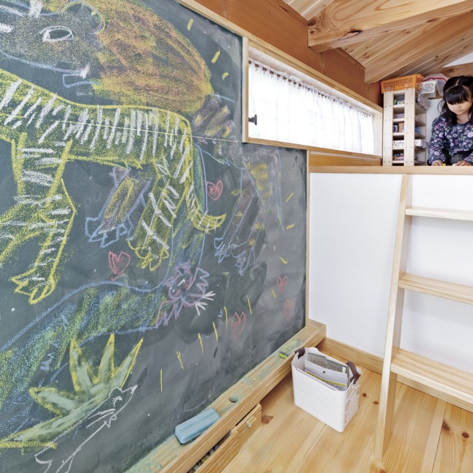 大きな黒板でお絵描きをするお家