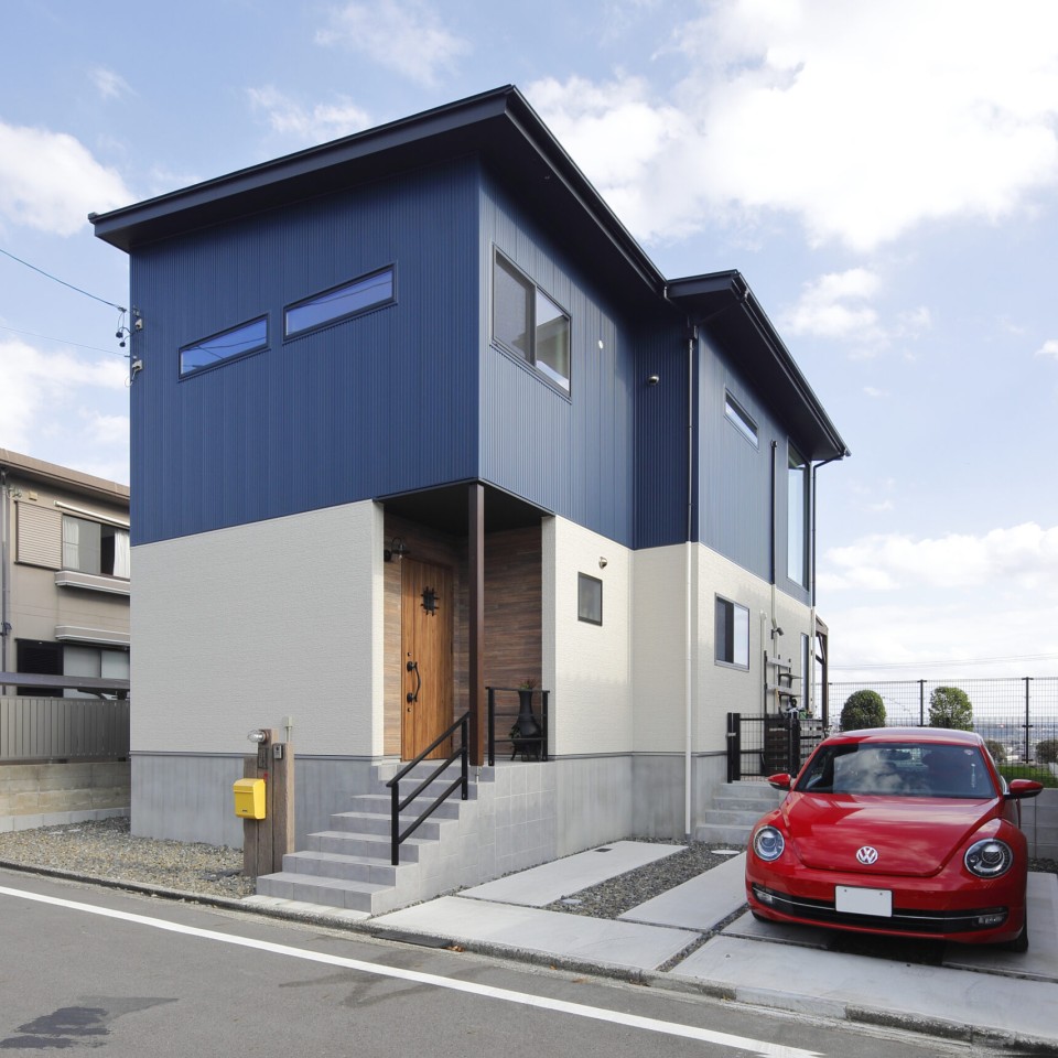 大きな窓から街を一望するお家