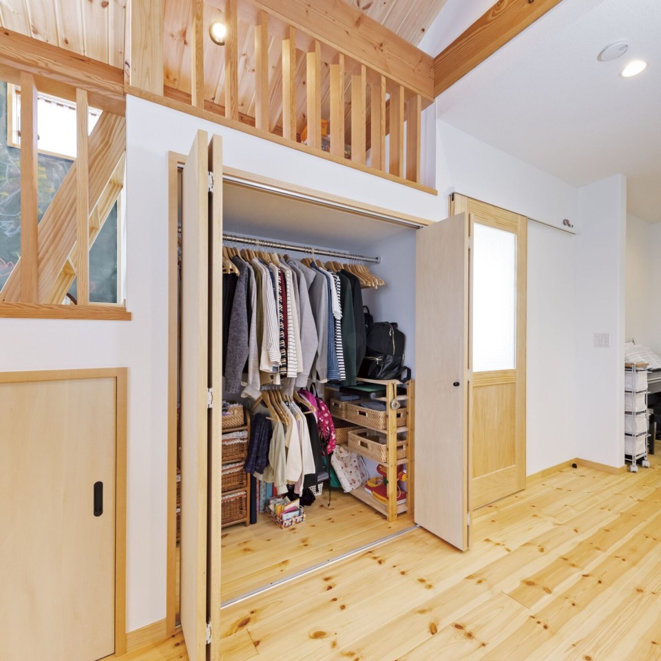 大きな黒板でお絵描きをするお家