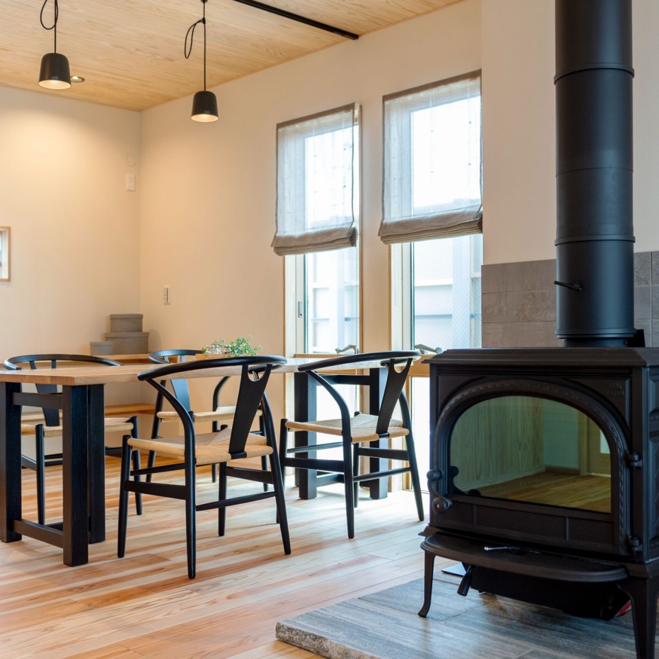 大きな屋根の2階建てのお家