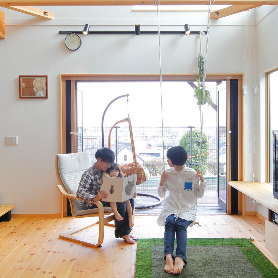 大きな窓から街を一望するお家