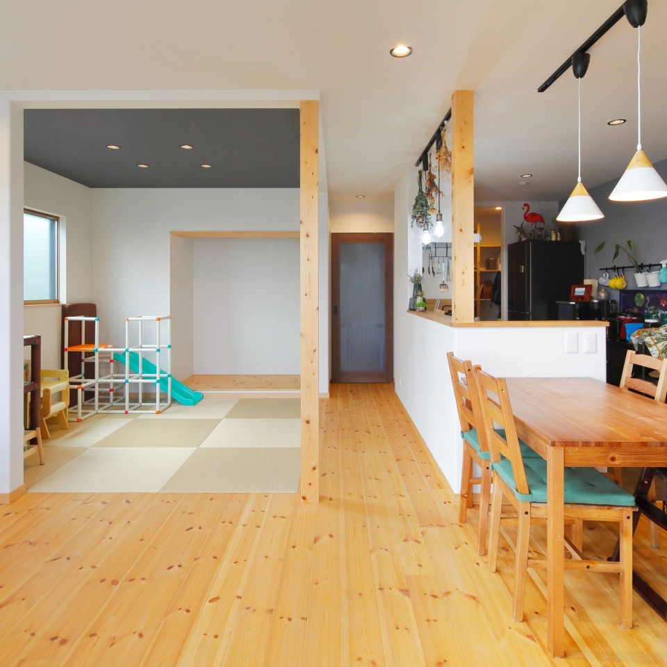 大きな窓から街を一望するお家