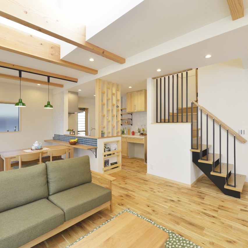 吹き抜けとスタディカウンターが繋がるお家