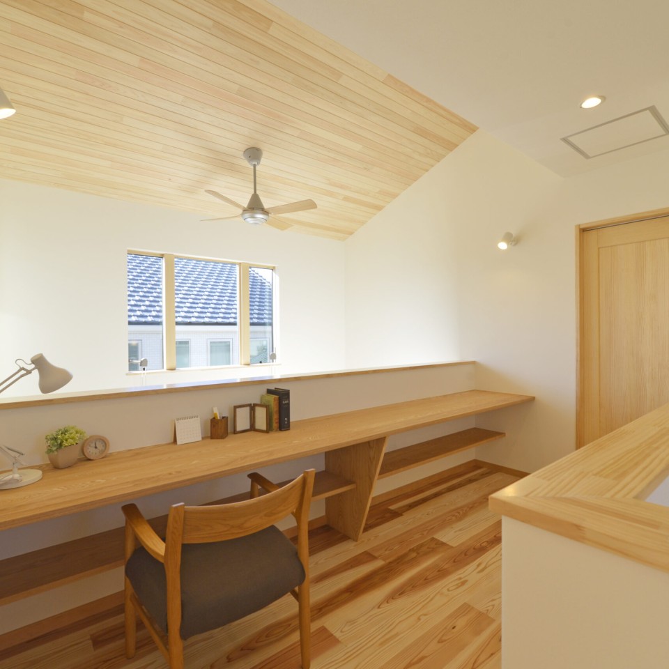 吹き抜けとスタディカウンターが繋がるお家