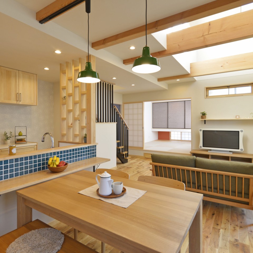 吹き抜けとスタディカウンターが繋がるお家