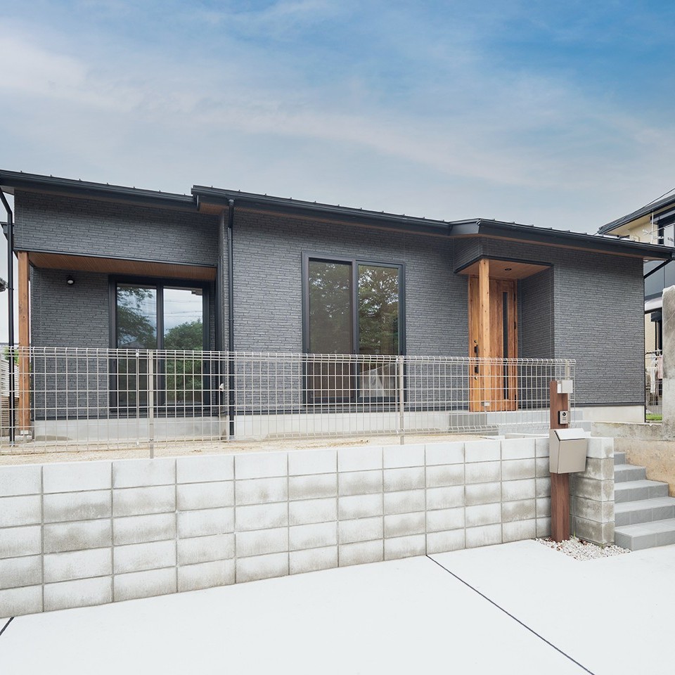 内と外で雰囲気が変わる平屋