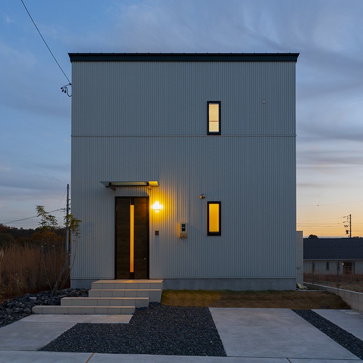 シンプルな木箱のお家