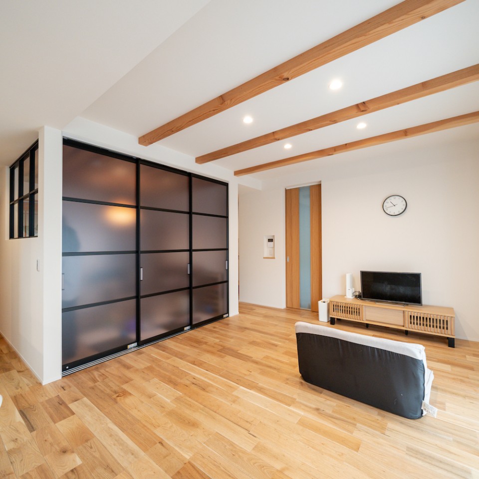 木のぬくもりと機能性を両立した、収納計画のある家