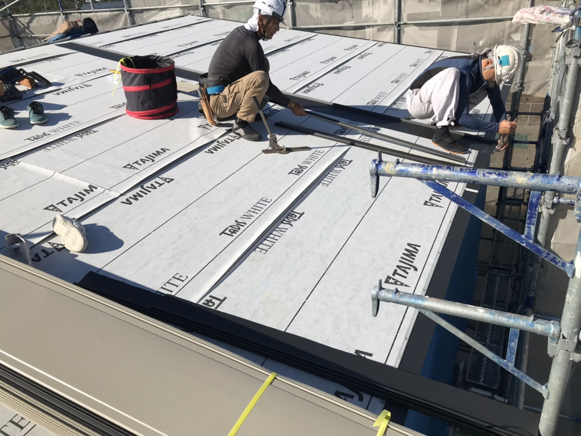 屋根工事中