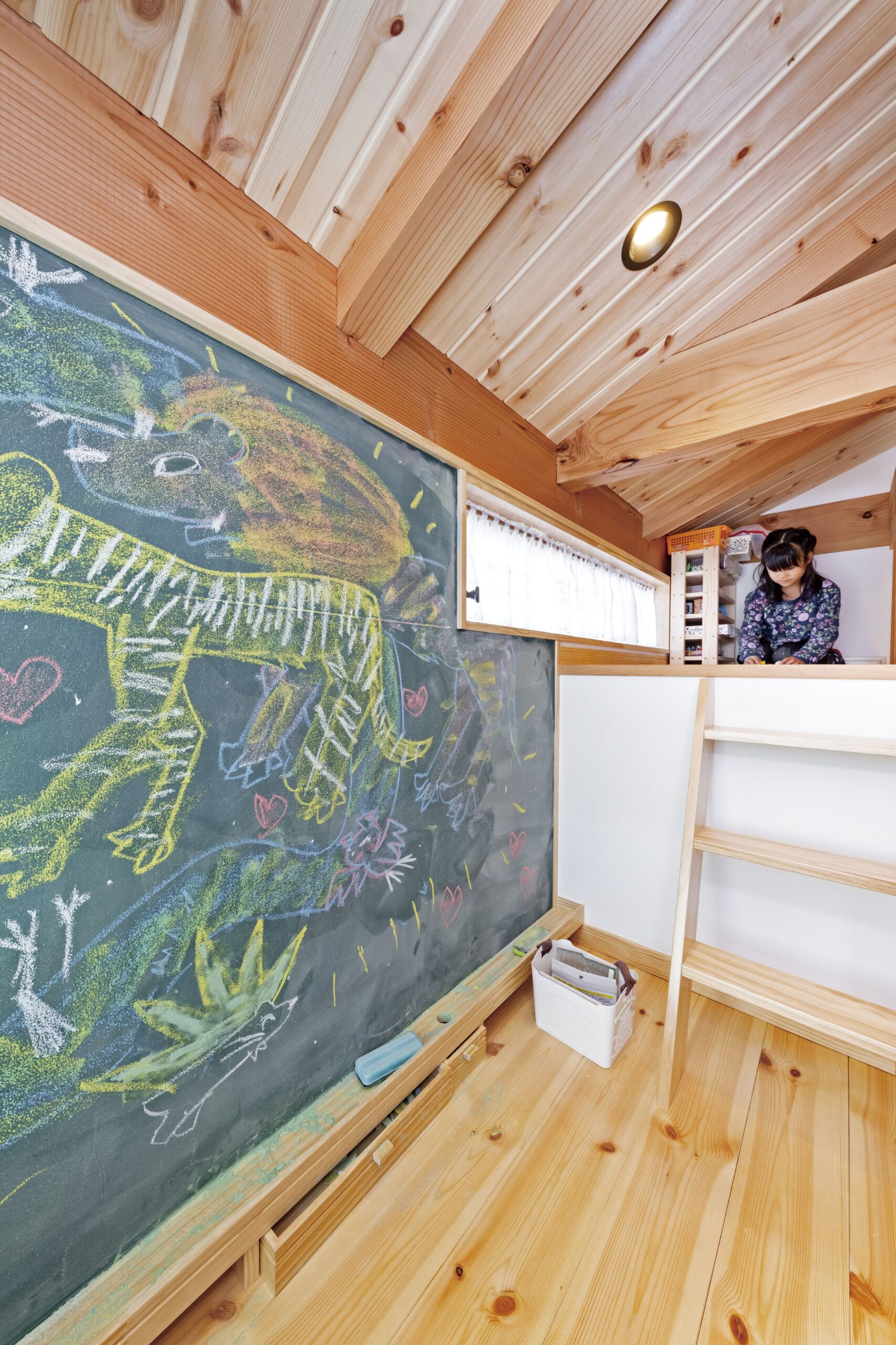 大きな黒板でお絵描きをする家(尾張旭市F様邸)