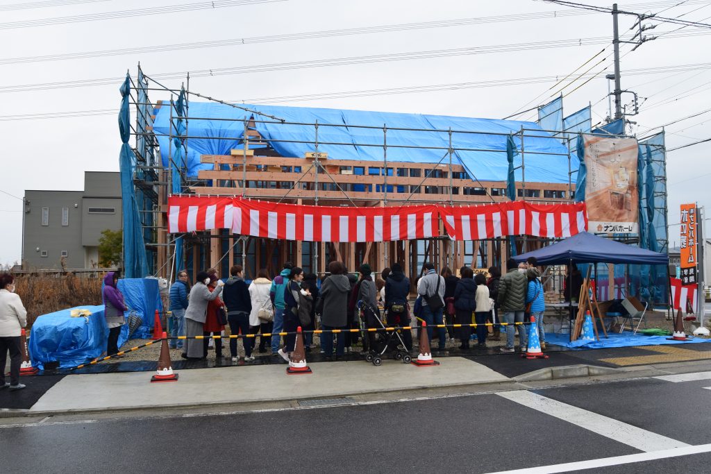 モデルハウスの”餅まき”を行いました