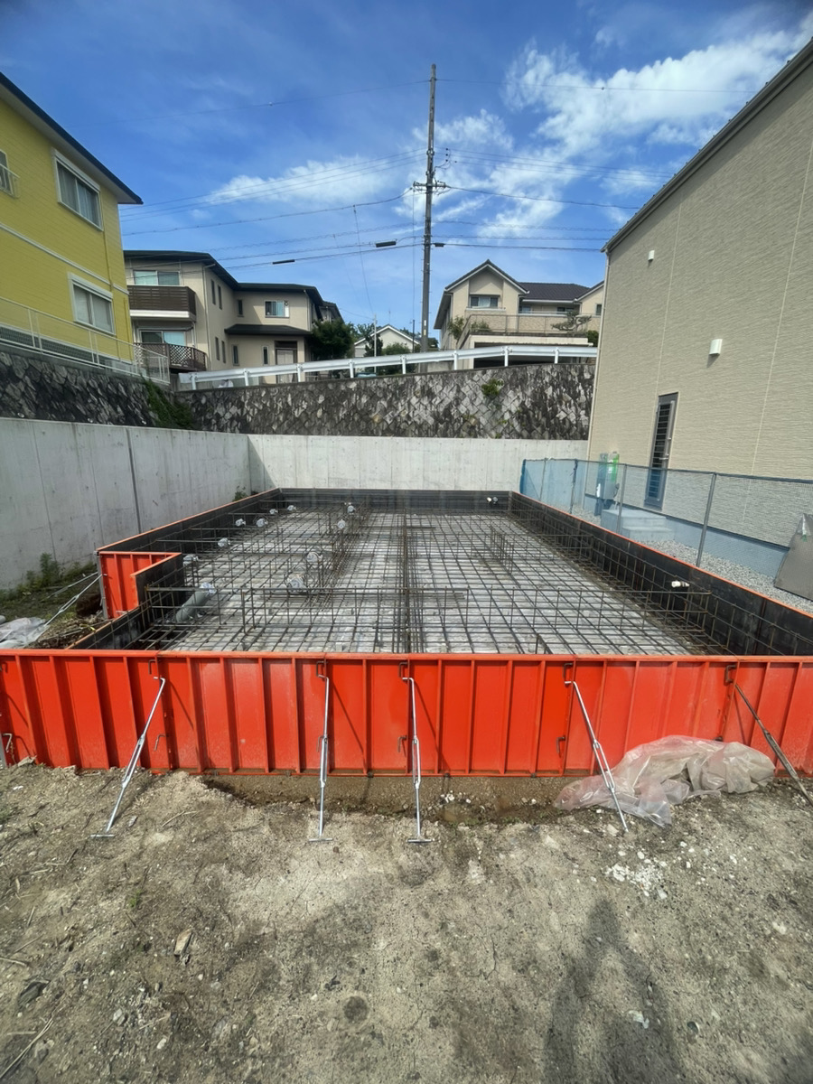 基礎工事始まっています